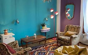 SpazioViola appartamento intimo boho style uno spazio magico per l'energia che si respira in un palazzo della vecchia Bologna Qui nulla è perfetto ma tutto racconta No Wi-Fi No aria condizionata